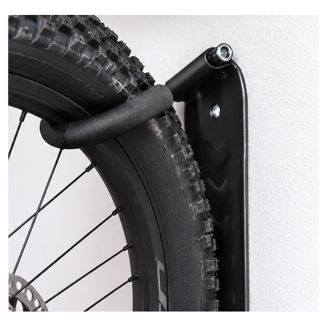 Detalle del gancho recubierto del colgador vertical para bicicleta