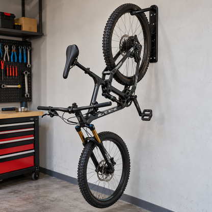 Bicicleta de montaña colgada verticalmente en la pared de un taller